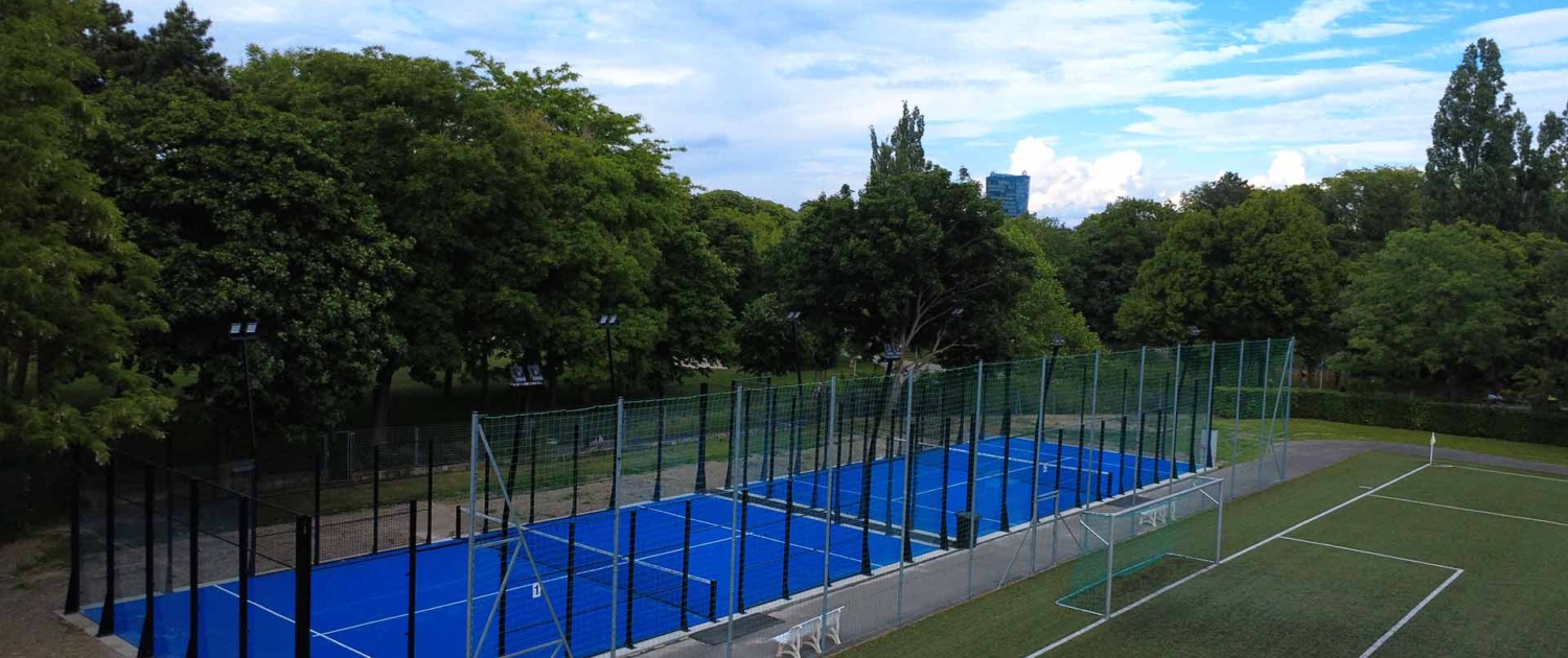 Das Bild zeigt 2 Padel Courts mit blauem Bodenbelag.