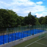 Das Bild zeigt 2 Padel Courts mit blauem Bodenbelag.