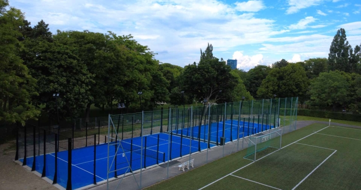 Das Bild zeigt 2 Padel Courts mit blauem Bodenbelag.