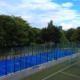 Das Bild zeigt 2 Padel Courts mit blauem Bodenbelag.